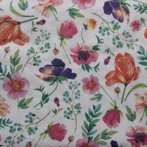2 o 4 servilletas de papel para manualidades, flores rosas, moradas y verdes y ramitas de follaje sobre fondo blanco, servilletas de prado para decoupage