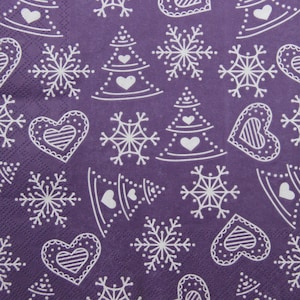 2 o 4 pezzi di tovaglioli di carta per lavori artigianali, motivo con simboli natalizi, alberi di Natale bianchi, fiocchi di neve, cuori di pan di zenzero su sfondo viola