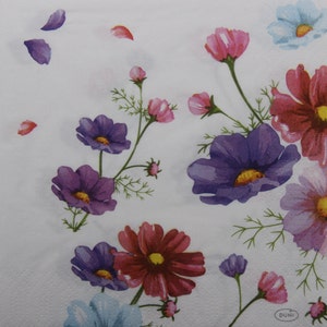 2 ou 4 serviettes en papier pour bricolage, fleurs de cosmos roses-rouges, bleues, violettes sur fond blanc, serviettes de table pour découpage, réalisation de collages
