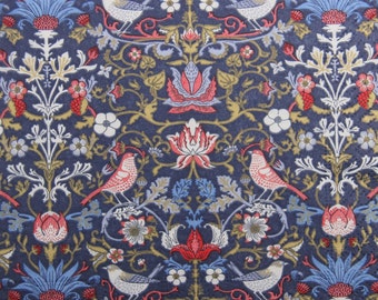 Op de afbeelding: Een herhalend patroon van gestileerde bloemen, bladeren en vogels op een donkerblauwe achtergrond. Het ontwerp heeft een herhalend patroon van gestileerde bloemen, bladeren en vogels op een donkerblauwe achtergrond. De bloemen zijn in tinten roze, rood en wit, en de vogels zijn in tinten bruin en wit.