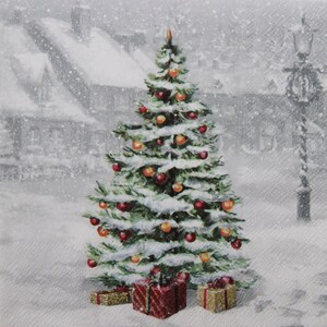 2 o 4 servilletas de papel para manualidades, árbol de Navidad decorado con cajas de regalo sobre fondo de casas nevadas, ciudad de invierno y árbol de Navidad