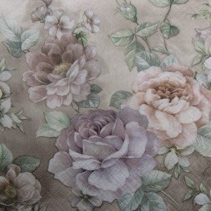2 oder 4 Stück Papierservietten zum Basteln, Pastellfarbe lila und creme Rosen auf beigem Hintergrund, Rosen Decoupage Servietten, Blumencollagen