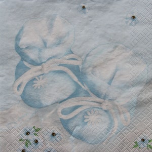 2 oder 4 Stück Papierservietten für Decoupage, blau, weiße Baby Boy Stiefel auf Himmelblau Hintergrund mit kleinen Blumen, Willkommen Baby Boy Servietten