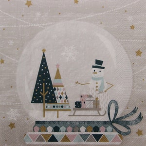 2 of 4 papieren servetten voor decoupage, glazen bol met sneeuwpop, slee met cadeaus en kerstbomen op beige achtergrond met gouden sterren