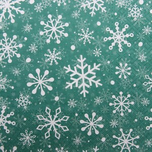 2 o 4 servilletas de papel para manualidades, copos de nieve blancos sobre fondo verde con sombras, decoupage navideño, servilletas de decoupage con copos de nieve