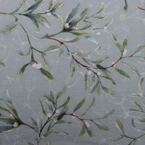 2 o 4 pezzi di tovaglioli di carta per lavori artigianali, foglie di vischio verde e rametti di bacche bianche su sfondo azzurro, tovaglioli per decoupage