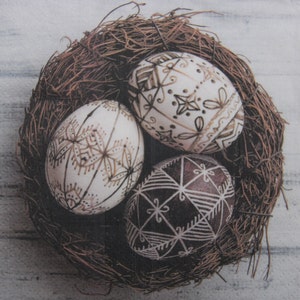 2 o 4 servilletas de papel para decoupage: tres huevos de Pascua decorados en beige y marrón en un nido de pájaro sobre fondo gris. Huevos de Pascua para decoupage.