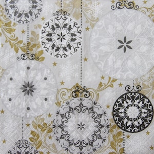 2 o 4 servilletas de papel para manualidades, adornos navideños grises y blancos con fondo de copos de nieve y remolinos dorados, servilletas de decoupage de invierno