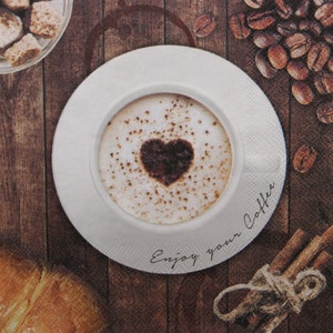Tovaglioli di carta da 2 o 4 pezzi per artigianato, chicchi di caffè, tazza di caffè con cuore e bastoncini di cannella su sfondo di tavole marroni, tovaglioli d'amore