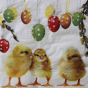 2 o 4 servilletas de papel para manualidades, tres pollitos de Pascua amarillos con huevos de Pascua coloridos y ramitas de sauce sobre fondo blanco