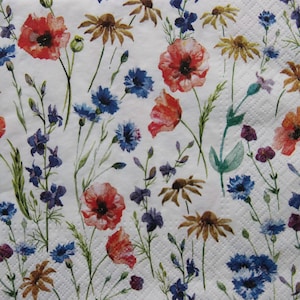 2 ou 4 serviettes en papier pour travaux manuels, serviettes pour découpage, prairie de fleurs printanières, coquelicots rouges sans couture, bleuets bleus sur fond blanc