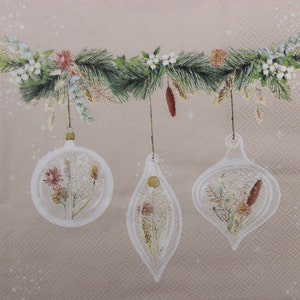 2- of 4-delige papieren servetten om te knutselen, grenen kerstslinger met kerstballen op beige achtergrond, decoupage servetten kerstslinger