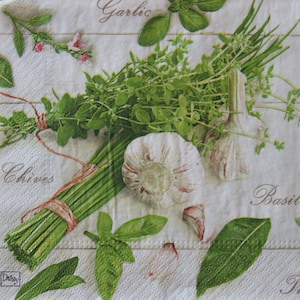 2 o 4 servilletas de papel para manualidades, tomates, chiles, ajo y hierbas sobre fondo beige con inscripciones, decoupage de verduras