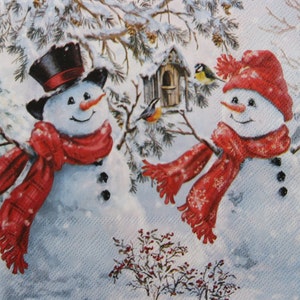 2 ou 4 serviettes en papier pour découpage, couple de bonhommes de neige rigolos avec chapeaux et écharpes au nichoir, serviettes de table pour découpage de bonhommes de neige de Noël