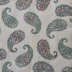 2 ou 4 serviettes en papier pour découpage, motif cachemire vert avec fleurs rouges, roses et grises sur fond crème, serviette pour découpage cachemire