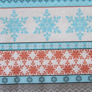 2 oder 4 Stück Papierservietten zum Basteln, rote, blaue, graue Schneeflockenlinien auf weißem Hintergrund, Weihnachtsservietten, Servietten mit Schneeflocke