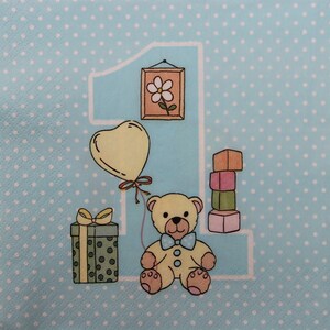 2 oder 4 Stück Papierservietten zum Basteln, erstes Baby Geburtstagsmuster mit Teddy, Geschenk, Ballon und Spielblöcken auf blauem gepunktetem Hintergrund