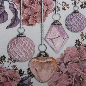 2 o 4 pezzi di tovaglioli di carta per artigianato, palline di Natale rosa pastello e ortensie su sfondo bianco, tovaglioli per decoupage invernale, festività