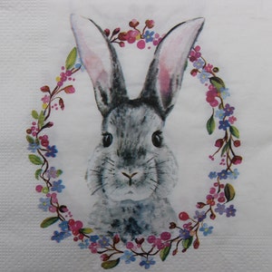 2 oder 4 Stück Papierservietten für das Handwerk, kleine Frühlingsblüten und Beeren Kranz mit grauem Osterhase auf weißem Hintergrund, Ostern Collagen