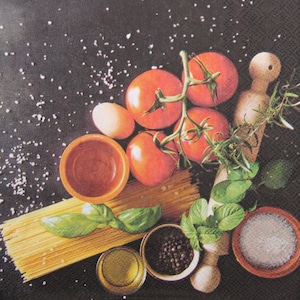 Tovaglioli di carta da 2 o 4 pezzi per artigianato, cibo italiano su nero, pomodori, spaghetti, basilico, pepe e sale con rotolo di pasta, pasto italiano