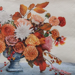 2 of 4 stuks papieren servetten voor decoupage, herfstkleuren samenstelling van dahlia's, rozen, kastanjebladeren in vintage vaas op witte achtergrond