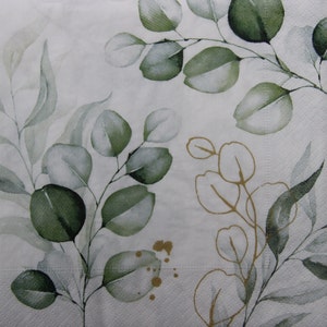 2 o 4 pezzi di tovaglioli di carta per artigianato, pittura ad acquerello di rami di eucalipto verdi e dorati su sfondo bianco, tovaglioli di foglie di eucalipto
