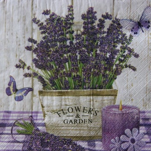2 oder 4 Stück Papierservietten für Decoupage, Topf mit lila Lavendel, mit Kerze und Schmetterlingen auf karierter Tischdecke und beigem Hintergrund