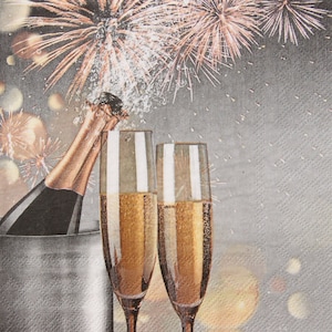 Tovaglioli di carta da 2 o 4 pezzi per lavori manuali, bottiglie e bicchieri di champagne frizzante con fuochi d'artificio su sfondo grigio, tovaglioli per decoupage di Capodanno