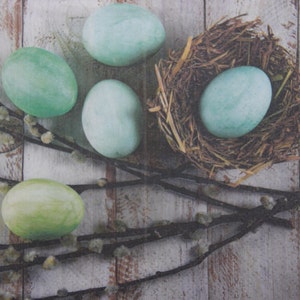 2 ou 4 serviettes en papier pour découpage, Oeufs de Pâques sarcelle et verts en nid d'abeille, brins d'osier sur fond gris, découpage Pâques