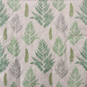 2 oder 4 Stück Papierservietten zum Basteln, grüne und graue Farnblätter auf braunem Hintergrund des Handwerks, recycelte Servietten, Servietten für Decoupage