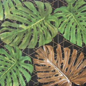 2 oder 4 Stück Papierservietten zum Basteln, grüne und braune Monstera Blätter auf schwarzem grafischem Hintergrund, Tropische Blatt-Servietten für Decoupage