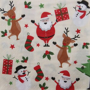 2 ou 4 serviettes en papier pour travaux manuels, symboles de Noël amusants, bonhommes de neige, ours polaire, père Noël, bas, cadeaux et sapin de Noël sur dos crème