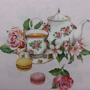 2 oder 4 Stück Papierservietten zum Basteln, Tasse Tee, Teekanne, Teekanne, Rosa Blüten, Macaron auf rosa gepunktetem Hintergrund, Decoupage Servietten Tee