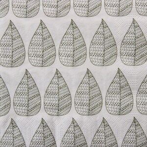 2 of 4 stuks papieren servetten voor knutselen, groen bladpatroon op witte achtergrond, Scandinavische servetten voor decoupage, gebladerte decoupage servetten