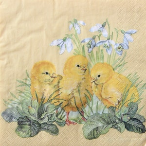 2 o 4 servilletas de papel para manualidades, tres pollitos de Pascua amarillos con capullos de prímulas y campanillas de invierno sobre fondo amarillo, decoupage de Pascua
