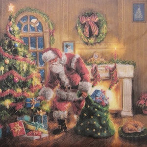 2 oder 4 Stück Papierservietten für Decoupage, Weihnachtsmann in der Nähe von Weihnachtsbaum mit Geschenken auf Kamin Hintergrund, Weihnachten Decoupage