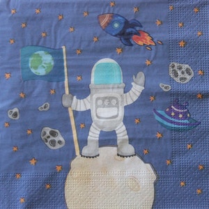 2 oder 4 Stück Papierservietten für Decoupage, Astronaut mit Fahne auf dem Mond zum blauen Hintergrund mit Sternen, Asteroiden und Alien Untertasse, Handwerk
