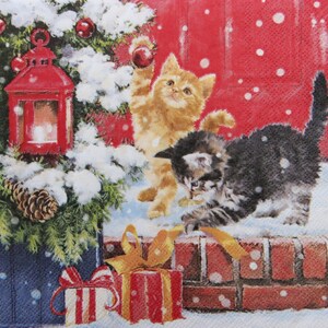 Tovaglioli di carta da 2 o 4 pezzi per decoupage, coppia di soffici gattini vicino all'albero di Natale che giocano con palline e regali, decoupage di gatti di Natale