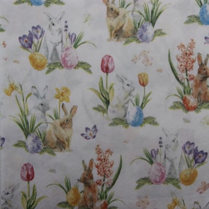 2 ou 4 serviettes en papier pour découpage, lapins de Pâques colorés avec œufs et jacinthes, jonquilles, crocus, tulipes sur fond blanc