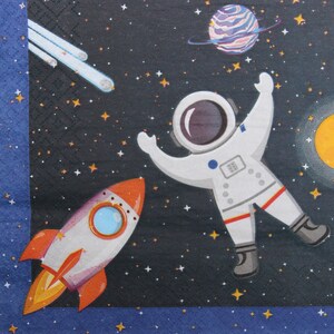 2 oder 4 Stück Papierservietten für Decoupage, Astronaut im Weltraum mit Planeten, Asteoriden, Sternen und Rakete auf dunkelblauem Himmel-Hintergrund, Collage