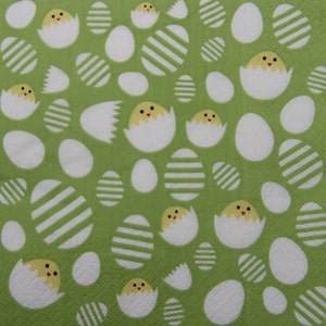 2 oder 4 Stück Papierservietten für Decoupage, Ostereier und gelbe Osterhühner in den Eierschalen auf grünem Hintergrund, Ostern-Servietten, Sammelalbum