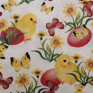 2 oder 4 Stück Papierservietten zum Basteln, gelbe Osterhühner, rote Ostereier, Blumen und Schmetterlinge auf weißem Hintergrund, Ostermotive