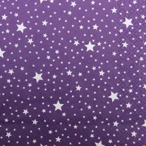 2 o 4 pezzi di tovaglioli di carta per lavori artigianali, piccole stelle bianche su sfondo viola, decoupage natalizio, tovaglioli per decoupage invernale, tovaglioli a forma di stelle