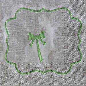 2 oder 4 Stück Papierservietten für Decoupage, weißer Osterhase mit grün gepunkteter Schleife im Rahmen auf beigem Leinenmusterhintergrund, Osterservietten