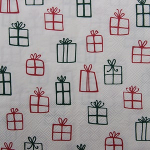 2 of 4 stuks papieren servetten om te knutselen, grafisch groen en rood kerstcadeauverpakkingen patroon op witte achtergrond, leuke kerstcollages