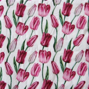 2 ou 4 serviettes en papier pour découpage, petites tulipes roses sur fond blanc, serviettes pour découpage fleurs printanières, journal printanier