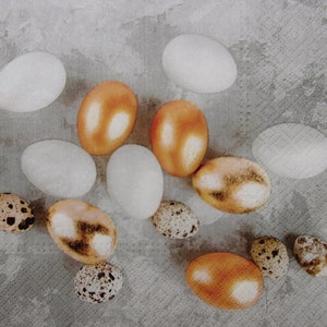 2 o 4 servilletas de papel para decoupage, huevos de Pascua y codorniz dorados y blancos sobre fondo de hormigón gris, collages de Pascua, motivos de Pascua