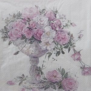 2 of 4 stuks papieren servetten voor decoupage, crème en roze Engelse rozen arrangement in vintage vaas op witte achtergrond, boho rozen decoupage