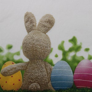 2 oder 4 Stück Papierservietten Für Decoupage, Gefüllter Plüsch Osterhase Mit Bunten Ostereiern auf Gras Hintergrund, Kaninchen-Servietten, Basteln