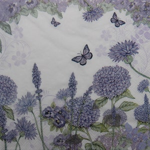 2 oder 4 Stück Papierservietten für Handwerk, lila Centaurea, Lavendel, Hortensien, Stiefmütterchen und Schmetterlinge auf weißem Hintergrund, Scrapbooking